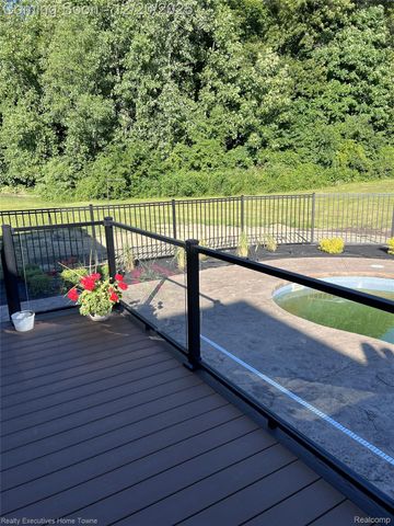 63072 S Plantation Court, Washington Township, MI 48095