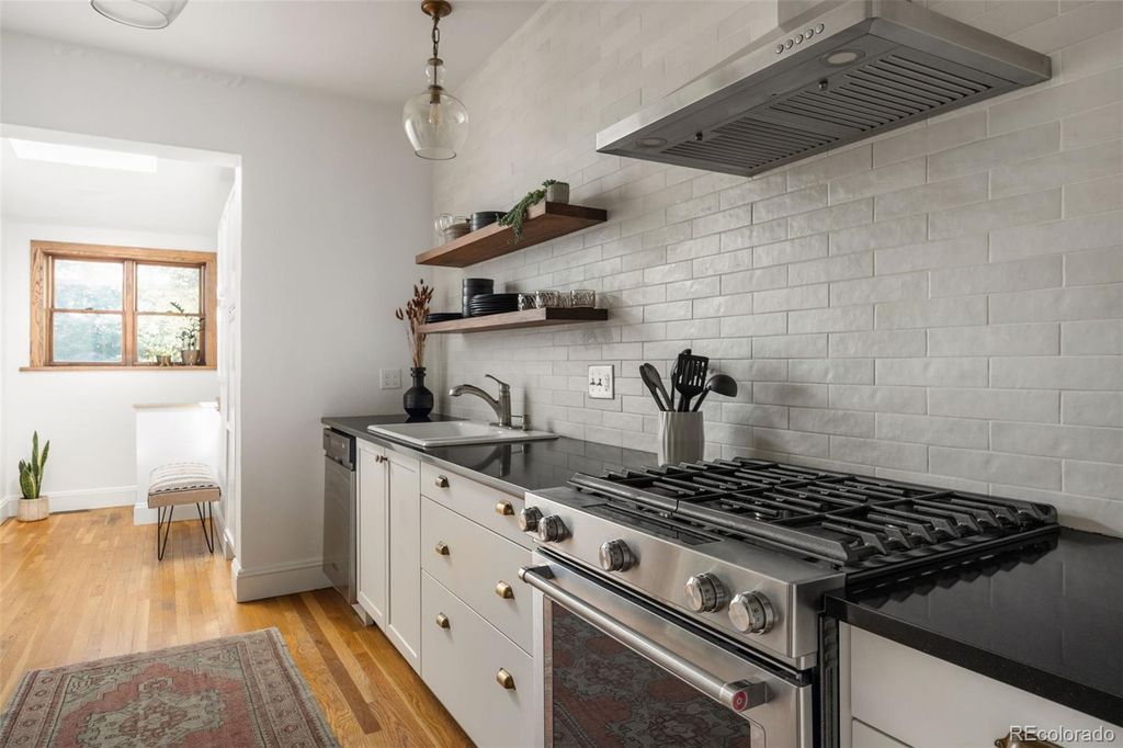 Image 10 of property listing at 475 N Washington Street, Denver, CO 80203