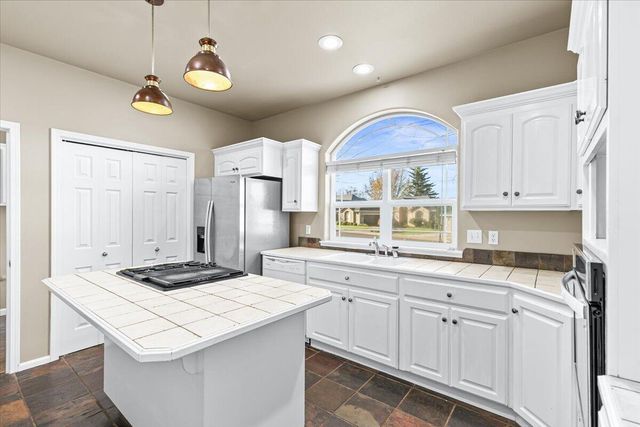 235 Prairie Landing Drive, Eagle Point, OR 97524