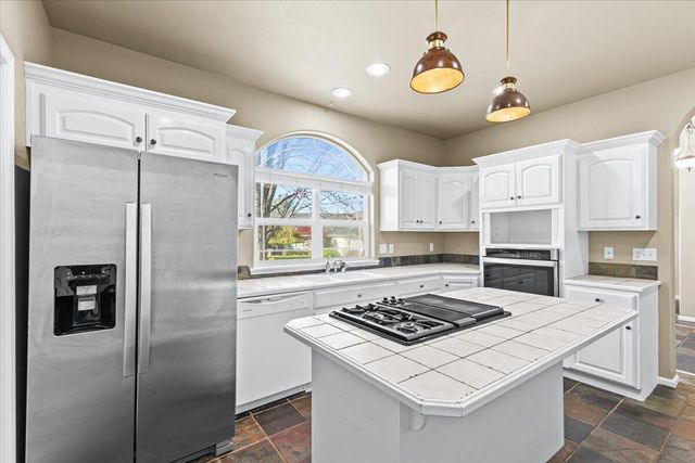 235 Prairie Landing Drive, Eagle Point, OR 97524