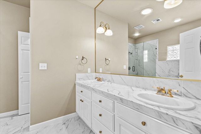 235 Prairie Landing Drive, Eagle Point, OR 97524