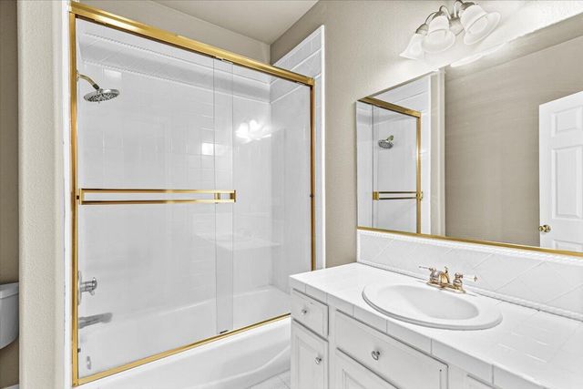 235 Prairie Landing Drive, Eagle Point, OR 97524