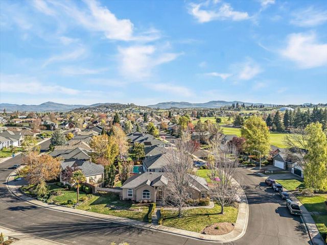 235 Prairie Landing Drive, Eagle Point, OR 97524