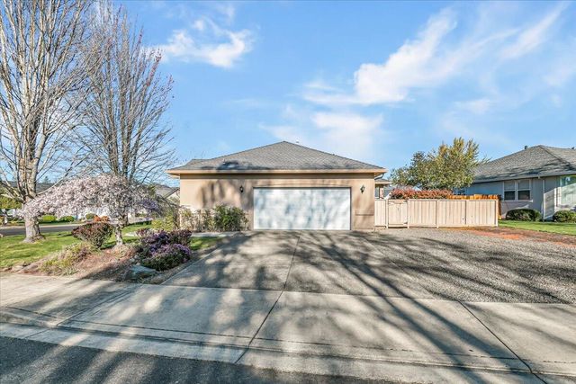 235 Prairie Landing Drive, Eagle Point, OR 97524