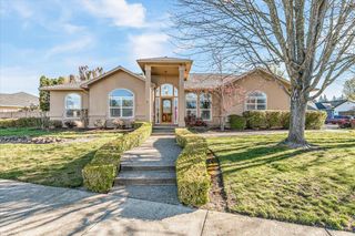 235 Prairie Landing Drive, Eagle Point, OR 97524
