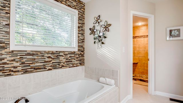 3807 Sumerlin Dr, Buckner, KY 40010