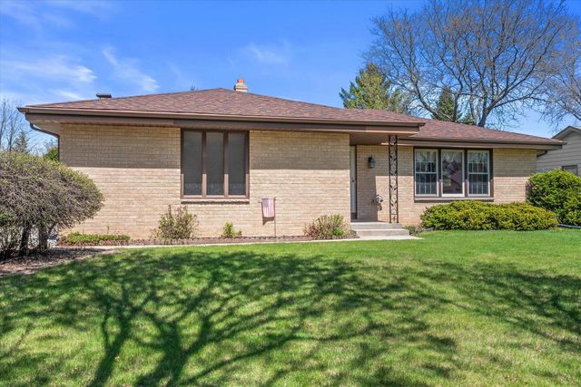 7002 Lindner DRIVE, Franklin, WI 53132