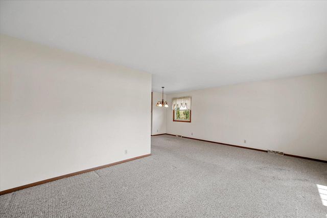 7002 Lindner DRIVE, Franklin, WI 53132