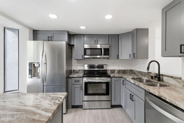 3517 PEELER Road 17, Jacksonville, FL 32277