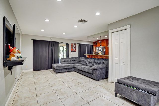 10723 NW 11th Street 10723, Pembroke Pines, FL 33026