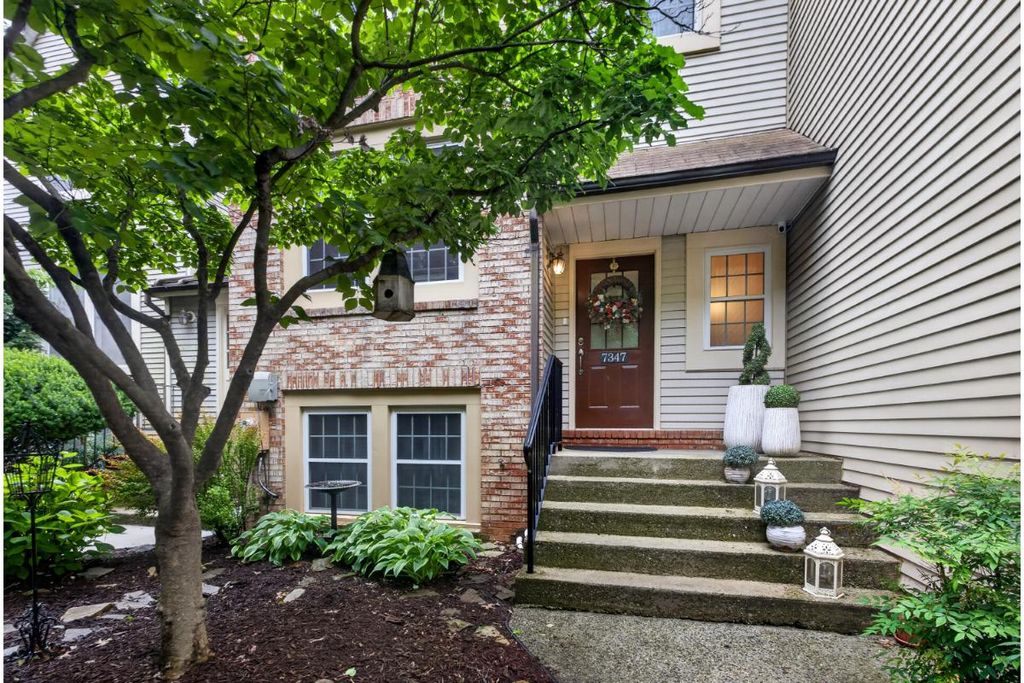 Image 8 of property listing at 7347 SWAN POINT WAY #12-2, Columbia, MD 21045