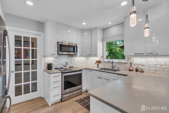 4 Dennison Place, Plainsboro, NJ 08536