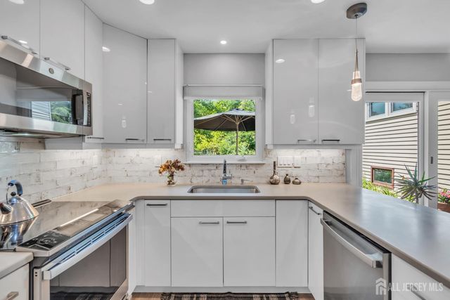4 Dennison Place, Plainsboro, NJ 08536