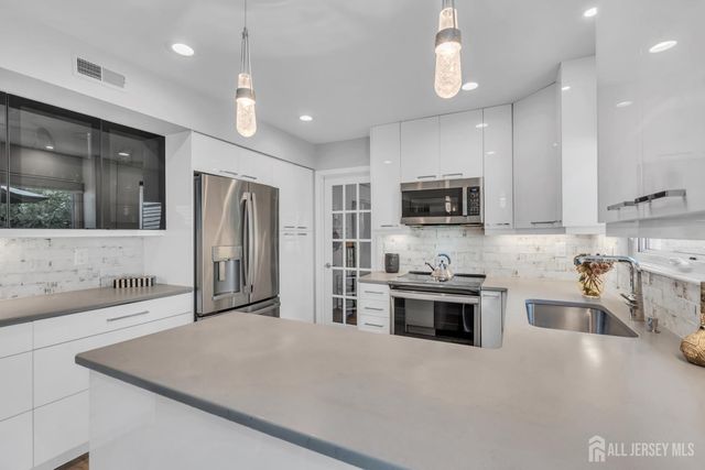 4 Dennison Place, Plainsboro, NJ 08536