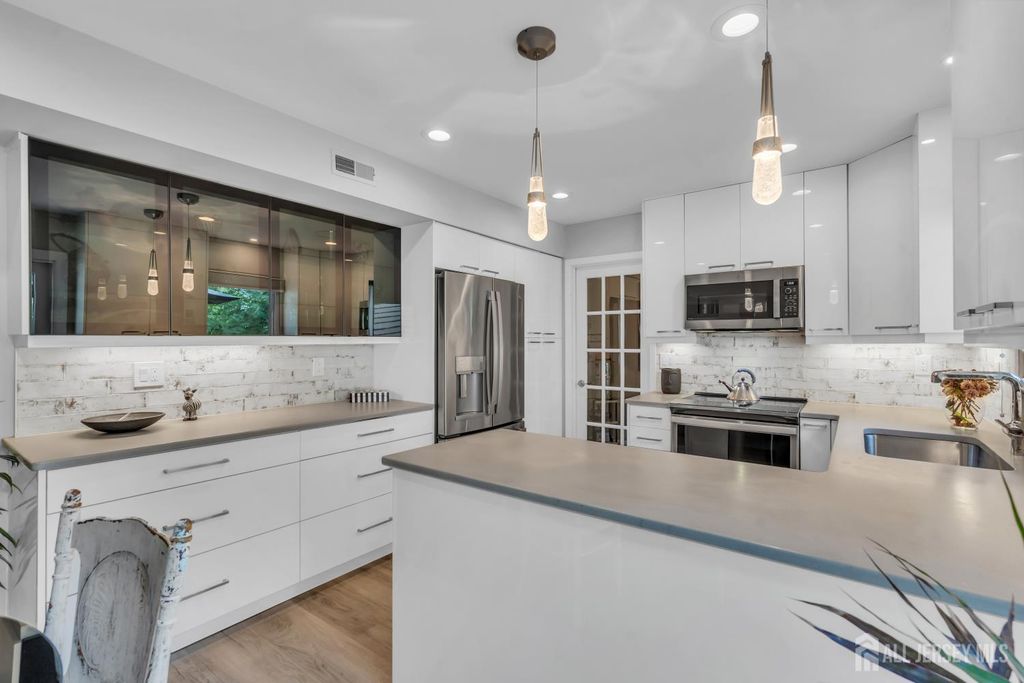 4 Dennison Place, Plainsboro, NJ 08536
