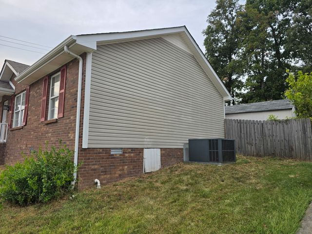 355 Donna Dr, Clarksville, TN 37042