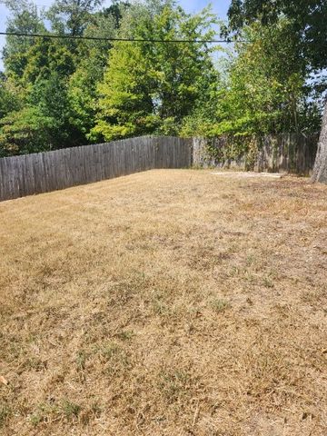 355 Donna Dr, Clarksville, TN 37042