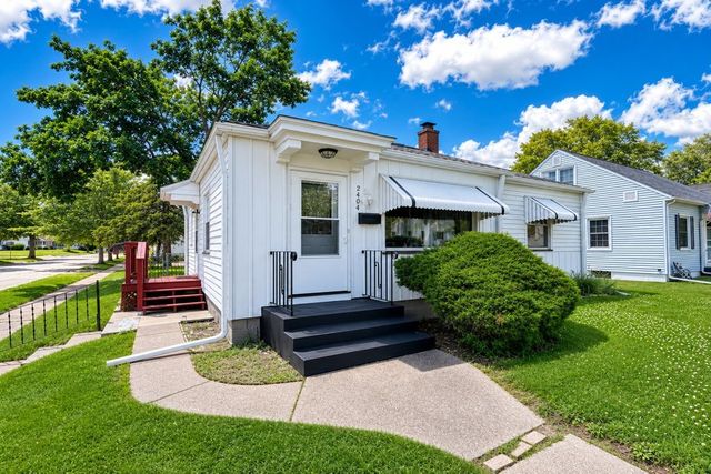 2404 MYRTLE Street, Davenport, IA 52804