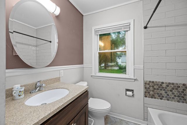 2404 MYRTLE Street, Davenport, IA 52804