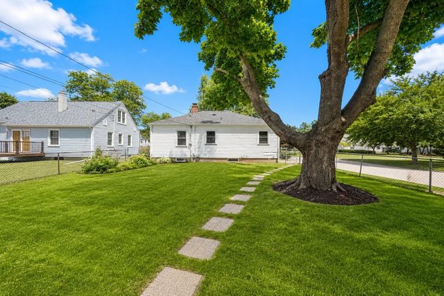 2404 MYRTLE Street, Davenport, IA 52804