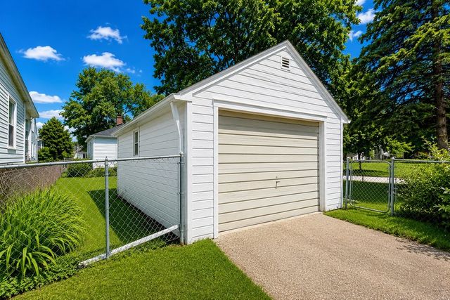 2404 MYRTLE Street, Davenport, IA 52804