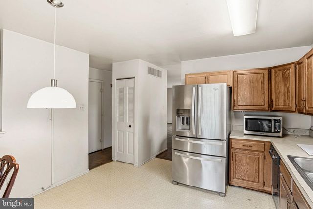 28 VALLEY CROSSING CIR, Cockeysville, MD 21030