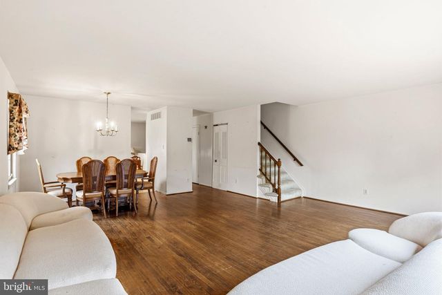28 VALLEY CROSSING CIR, Cockeysville, MD 21030