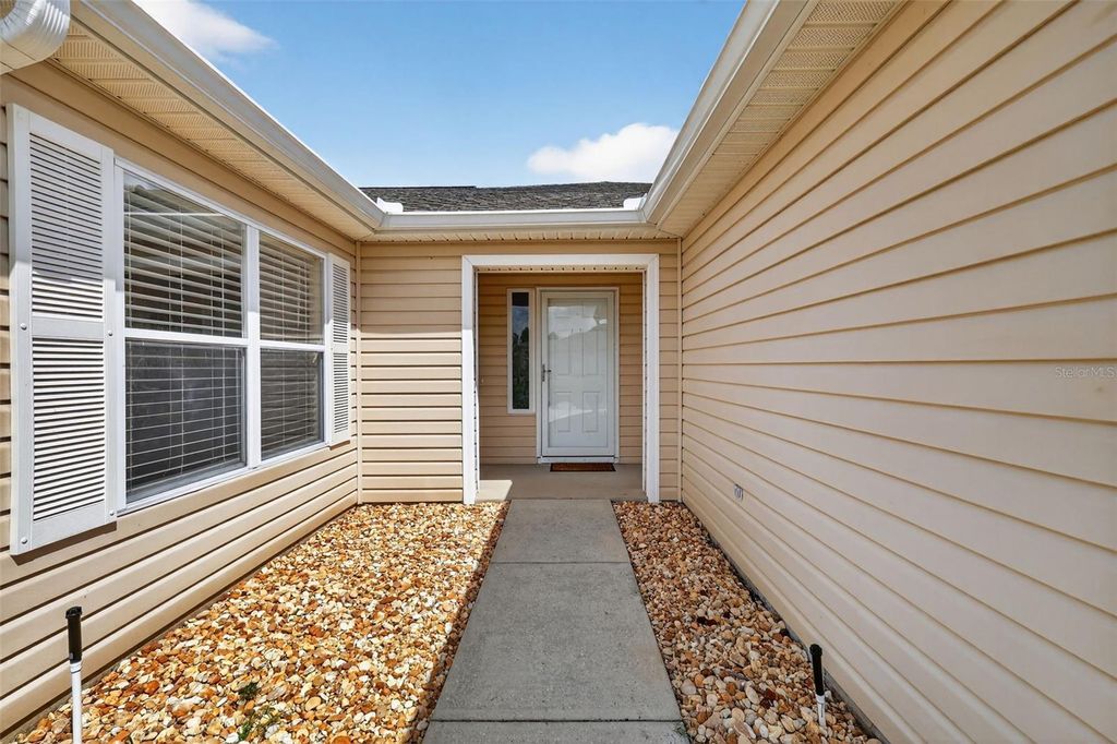 Image 2 of property listing at 13811 SE 85TH CIRCLE, Summerfield, FL 34491