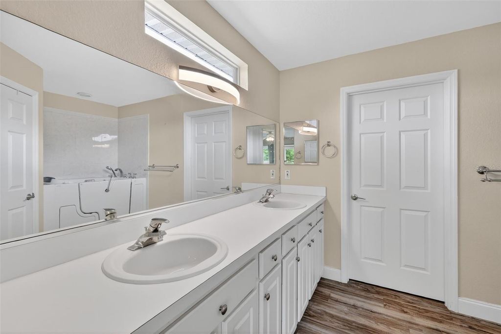 Image 22 of property listing at 13811 SE 85TH CIRCLE, Summerfield, FL 34491