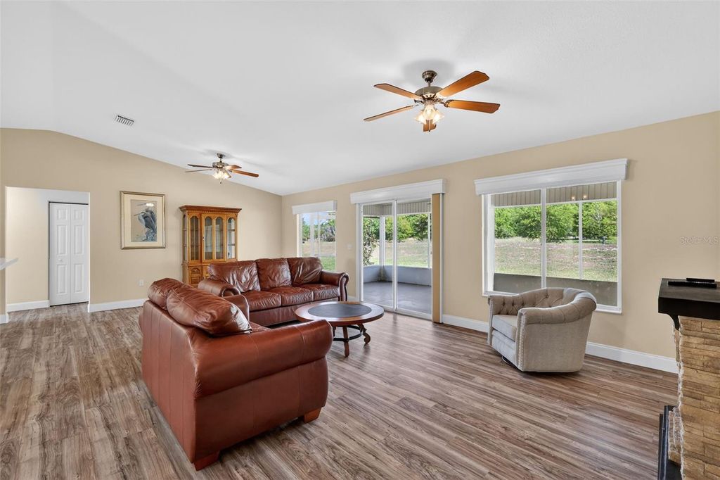 Image 5 of property listing at 13811 SE 85TH CIRCLE, Summerfield, FL 34491