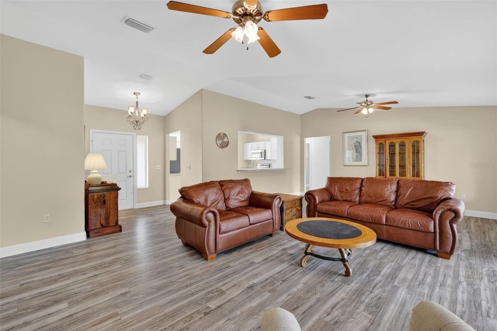 Image 6 of property listing at 13811 SE 85TH CIRCLE, Summerfield, FL 34491