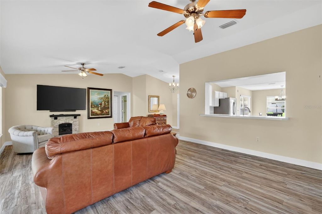 Image 7 of property listing at 13811 SE 85TH CIRCLE, Summerfield, FL 34491