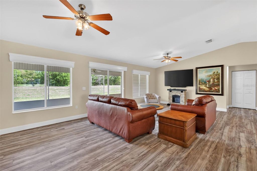 Image 8 of property listing at 13811 SE 85TH CIRCLE, Summerfield, FL 34491