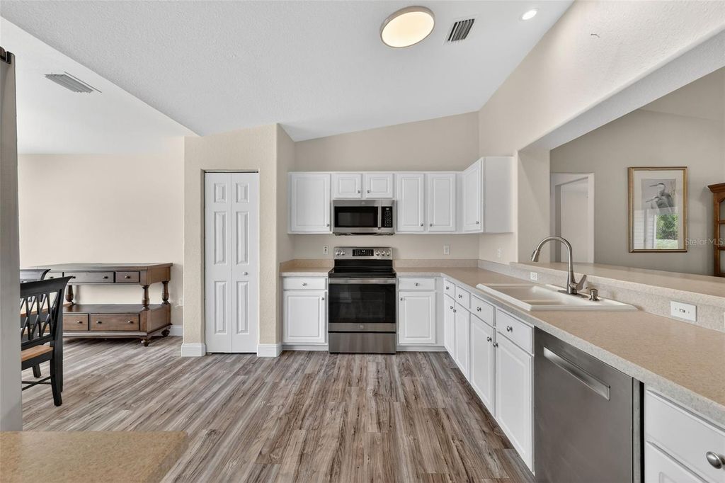 Image 9 of property listing at 13811 SE 85TH CIRCLE, Summerfield, FL 34491