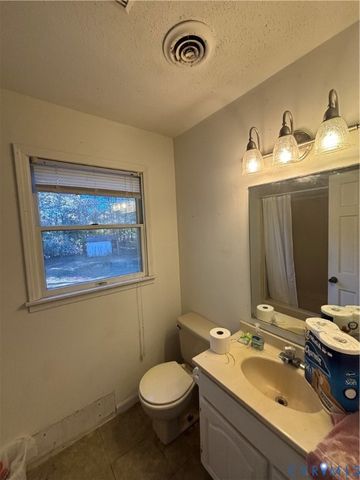 2001 S Waterside Dr, Lanexa, VA 23089