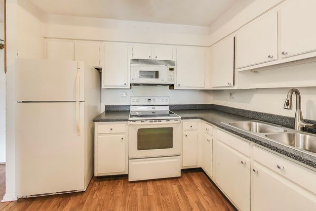 701 W Huntington Commons Road 418, Mount Prospect, IL 60056