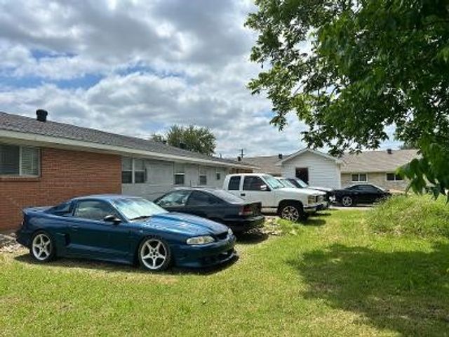 310 Lakeview Drive, Grand Prairie, TX 75051