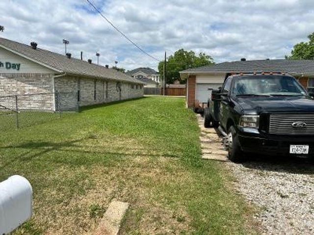 310 Lakeview Drive, Grand Prairie, TX 75051