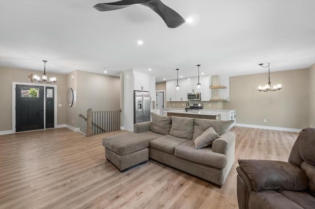 W332N4518 Grace COURT, Nashotah, WI 53058