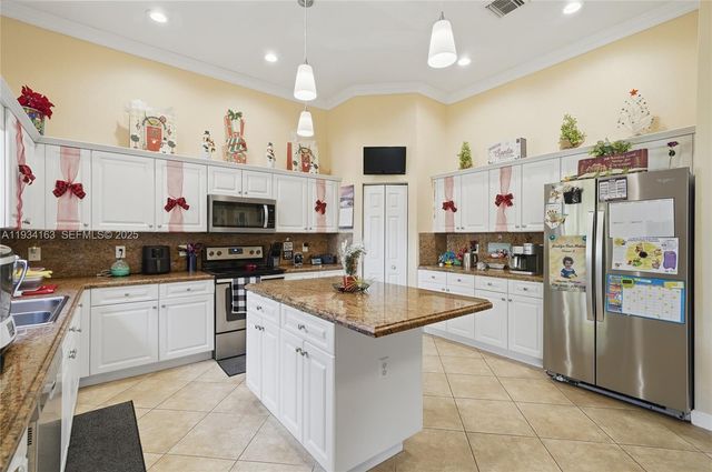 3561 NE 11th Dr, Homestead, FL 33033