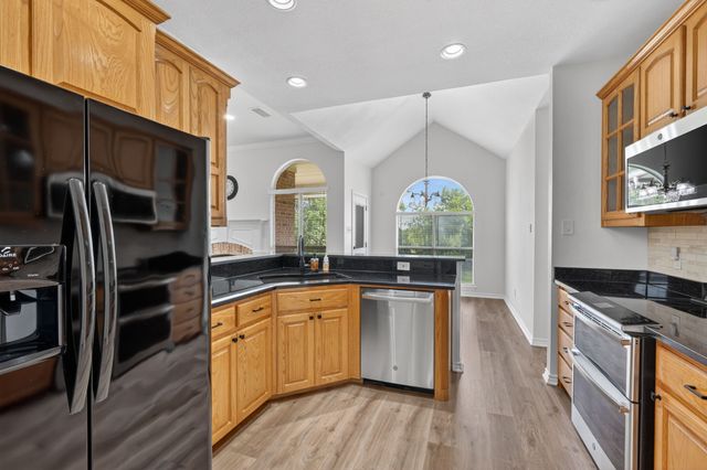 214 Knob Hill Drive, Granbury, TX 76048