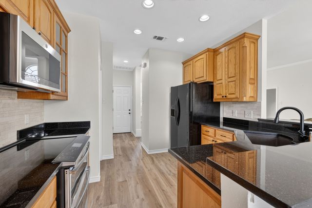 214 Knob Hill Drive, Granbury, TX 76048