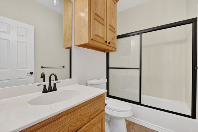 214 Knob Hill Drive, Granbury, TX 76048