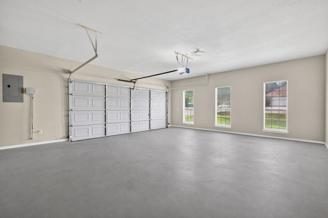 214 Knob Hill Drive, Granbury, TX 76048
