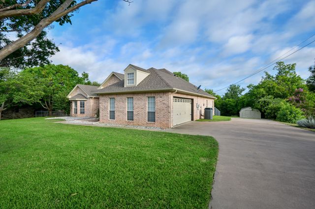 214 Knob Hill Drive, Granbury, TX 76048