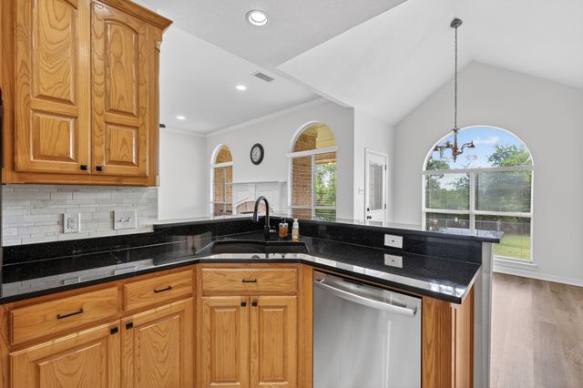 214 Knob Hill Drive, Granbury, TX 76048