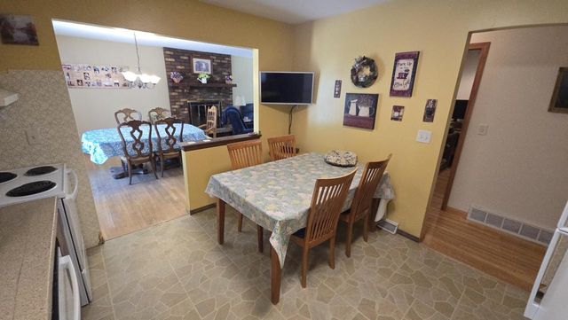 7017 N 85th STREET, Milwaukee, WI 53224