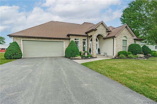 4899 Beach Ridge Road, Pendleton, NY 14094