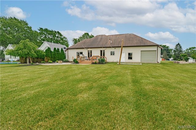 4899 Beach Ridge Road, Pendleton, NY 14094