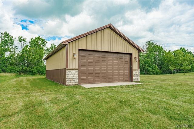 4899 Beach Ridge Road, Pendleton, NY 14094